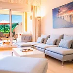 Acogedor Con Piscina En Apartman